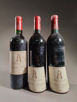 trois bouteilles de vin rouge sont alignées