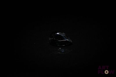 l'image d'un diamant noir dans l'obscurité