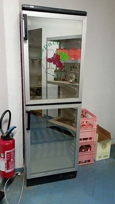 SUR DESIGNATION : Une cave à vin réfrigérée double porte FRI…