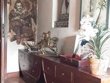 une pièce avec une commode et un tableau accroché au mur