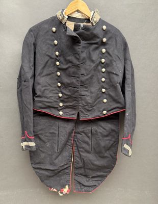 un vieil uniforme militaire orné de boutons
