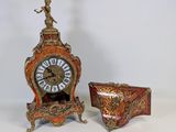 une horloge posée à côté d'une petite boîte sur une table
