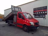 un camion rouge garé devant un bâtiment