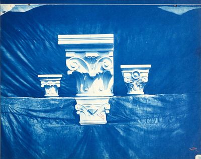 une photo d'une photo d'un bâtiment recouvert d'une bâche bleue