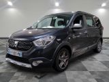 La camionnette grise est garée sur un sol en carrelage à damier.