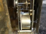 une horloge en métal posée sur une table
