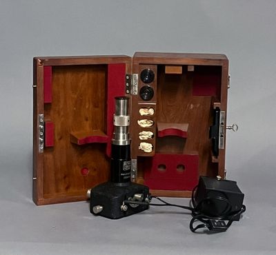 une petite boîte en bois contenant un microscope