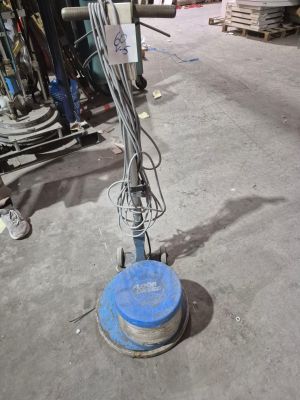 une machine posée sur le sol dans le garage