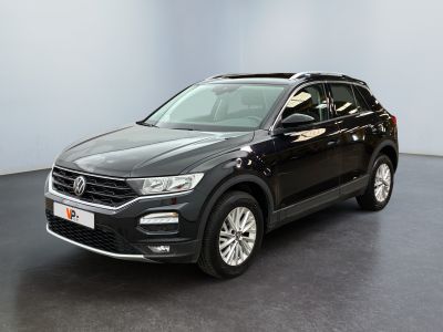 un SUV Volkswagen noir garé dans une grande pièce