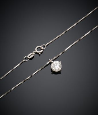 une paire de colliers en diamants sur fond noir