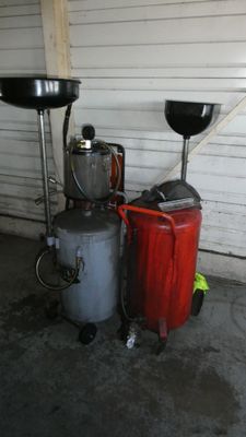 deux seaux et un bidon dans un garage