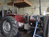 un tracteur garé dans un garage