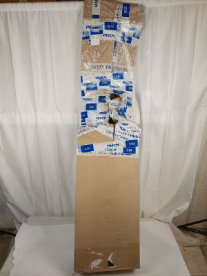 une boîte en carton posée sur une table