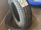 un pneu posé par terre à côté d'une boîte bleue recouverte d'autocollants