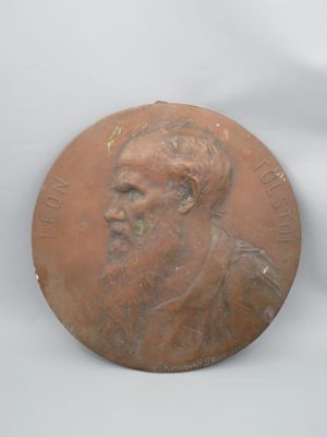 une image représentant une médaille de bronze sur laquelle figure le visage d'un homme