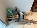 une photo d'une armoire encombrée sur laquelle sont posés tout un tas d'objets