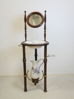 une petite table sur laquelle se trouvent un miroir et un vase