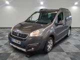 la camionnette grise est garée sur un sol en damier dans le garage