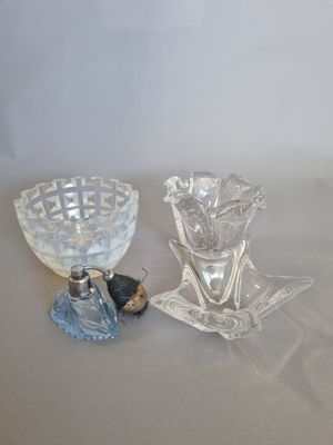 deux vases en verre posés sur une table l'un à côté de l'autre
