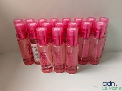 un gros plan sur un lot de flacons de parfum roses