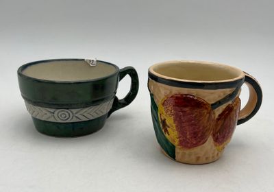deux tasses à café posées l'une à côté de l'autre sur une table