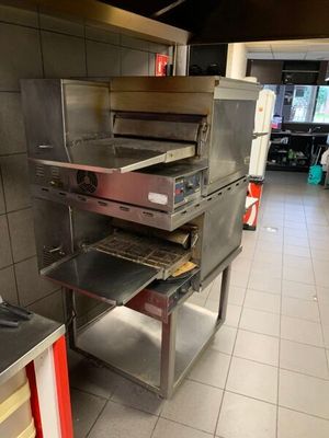 Dans une cuisine, plusieurs fours sont empilés les uns sur les autres