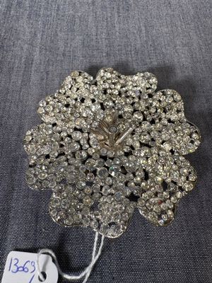 une image représentant une broche ornée d'une multitude de diamants
