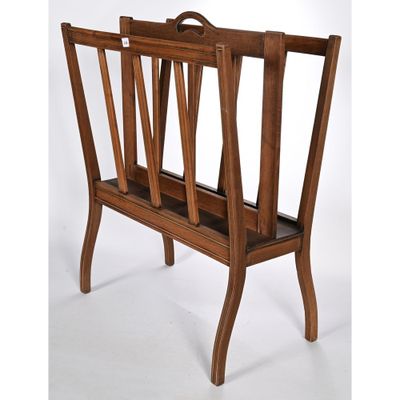 une image représentant un porte-revues en bois sur fond blanc