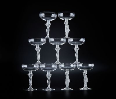 six verres à vin empilés les uns sur les autres