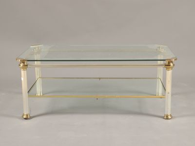 une table basse en laiton et en verre