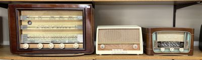 Lot de trois postes de radio, dont Sonneclair "Super Lux", T…