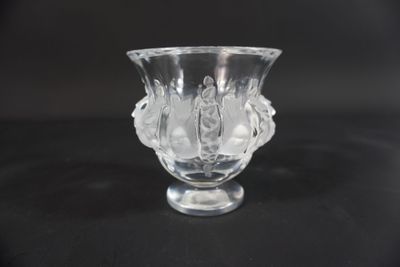 un vase en verre transparent posé sur une table