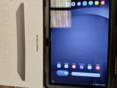 une boîte avec un téléphone à l'intérieur sur une table