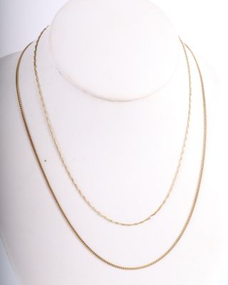 gros plan d'un mannequin portant un collier