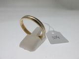 gros plan d'une bague en or portant une étiquette de prix