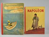 deux livres sont posés l'un à côté de l'autre sur une table