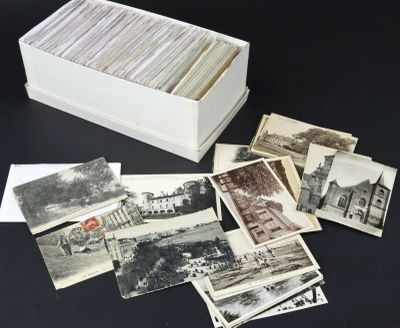 un assortiment de vieilles photographies en noir et blanc dans une boîte posée sur une table