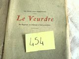 un livre sur lequel est collé un autocollant, posé sur un lit