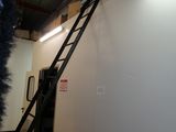 une échelle adossée au mur d'une pièce
