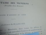 un morceau de papier bleu posé sur un morceau de papier