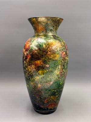 un vase posé sur une table