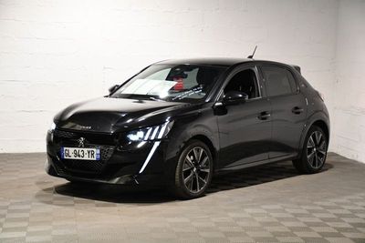 la photo d'une voiture noire garée dans un garage