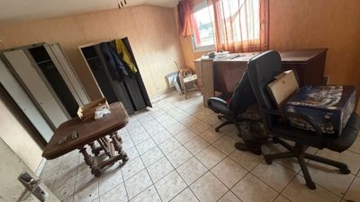 une pièce avec un bureau et une chaise