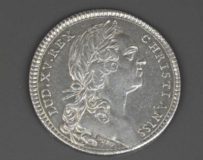 une image représentant une pièce d'argent sur laquelle figure la tête d'une femme