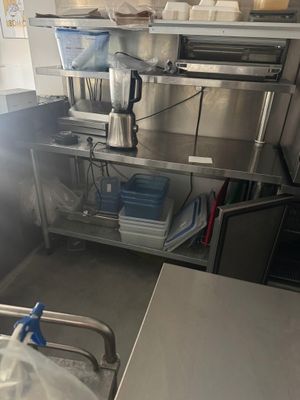 une grande cuisine avec beaucoup de plans de travail