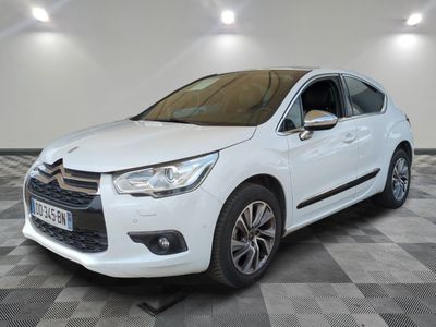 une citrole blanche garee sur un plancher en damier dans un garage