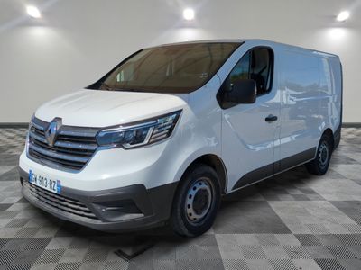 la camionnette blanche est garée sur le sol en damier d'une pièce