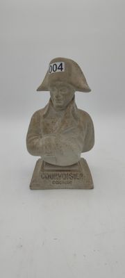 statue représentant le buste d'un homme portant un chapeau sur lequel figure un numéro