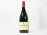 une bouteille de vin posée sur une table