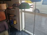 une vitrine présentant des chapeaux et des parapluies